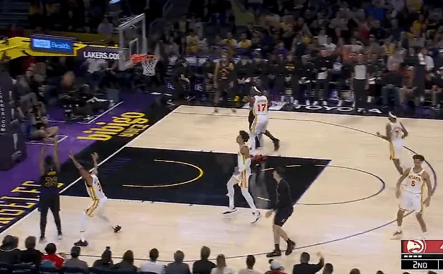 斯马特底角三分也投进，湖人三分命中率61%领先老鹰20分